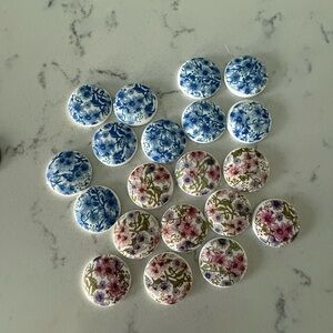 Vintage floral flower plastic craft embellishments/ cabochons - 20 pieces